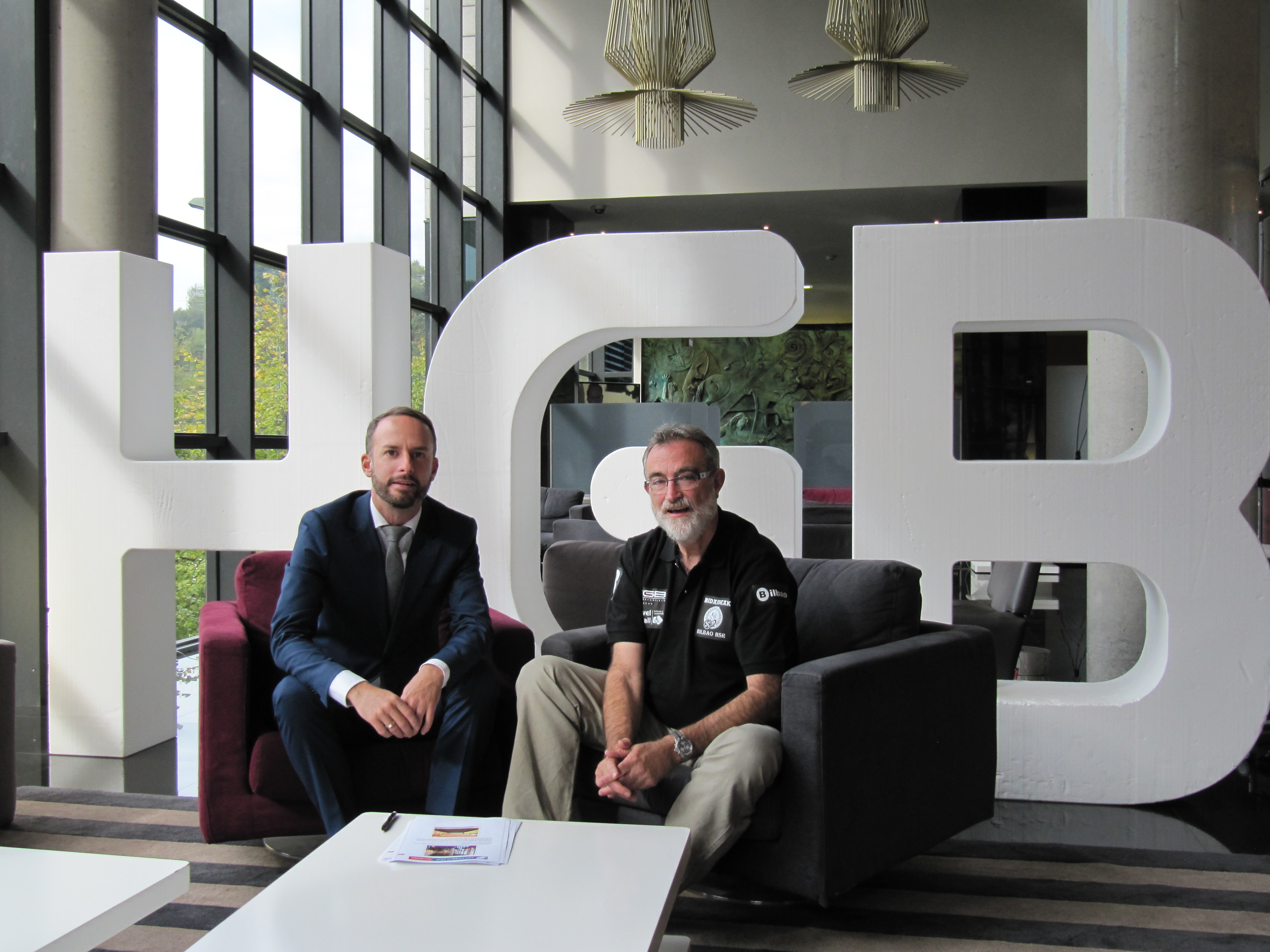 Firma de patrocinio entre Bidaideak Bilbao BSR y el Hotel Gran Bilbao
